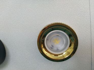 lampa: Qızılı rəngli halqası olan dairəvi LED işıq. Bu işıqlandırma armaturu — 1