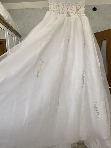 Toy aksesuarları: Ağ gəlinlik – straplez, A-kəsimli, uzun quyruqlu model. - Üst hissə — 2