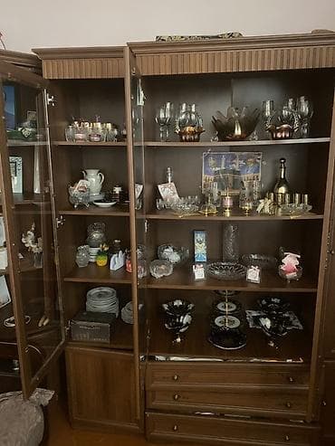 Klassik üslubda, şüşə vitrinli böyük bufet-dolab. Xüsusiyyətlər: - — 2