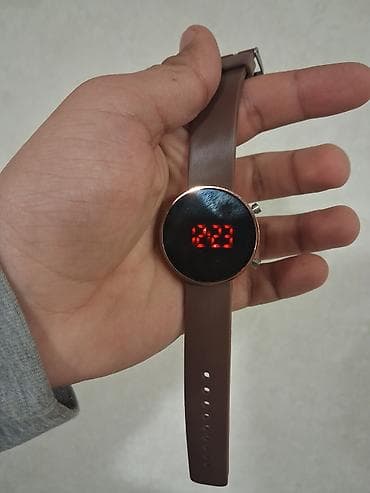 Smart qolbaqlar: Qəhvəyi rəngli rəqəmsal qol saatı - Dizayn: dairəvi korpus, qara — 3