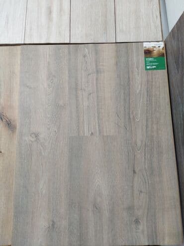 Taxta görünüşlü laminat döşəmə örtüyü. Bu, ev və ya ofis interyerinə