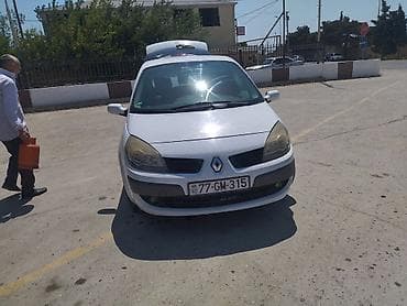 Renault Scenic, ağ rəng, 5 qapılı kompakt minivan. Xüsusiyyətlər: -