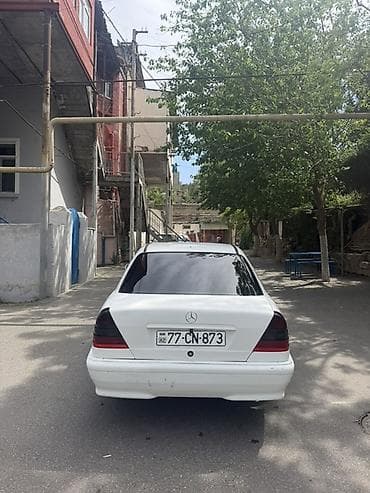 2004 bmw 318: Mercedes-Benz C 200: 2 l | 1998 il Sedan — 5