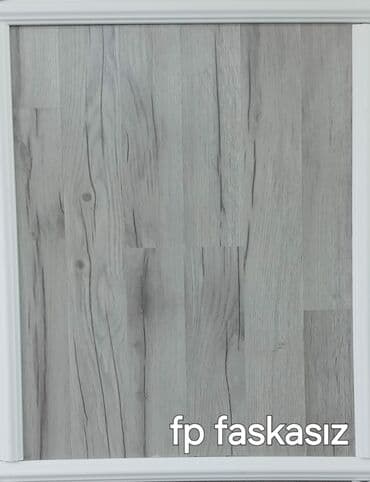 laminat 2020: Ağac teksturası ilə açıq boz rəngdə laminat döşəmə. Bu laminat döşəmə — 1