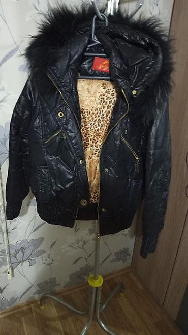 kurtkalar 2024: Qadın qış gödəkçəsi - Rəng: qara - Material: dəri effektli parça — 1