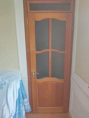 Divar kağızları, oboy: Taxta otaq qapısı – şüşəli model - Material: təbii ağac (açıq qoz — 2
