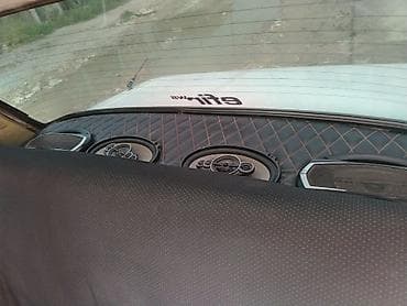 var 2107: VAZ 2107, ağ rəng, sedan gövdə. Mexaniki sürətlər qutusu — 4