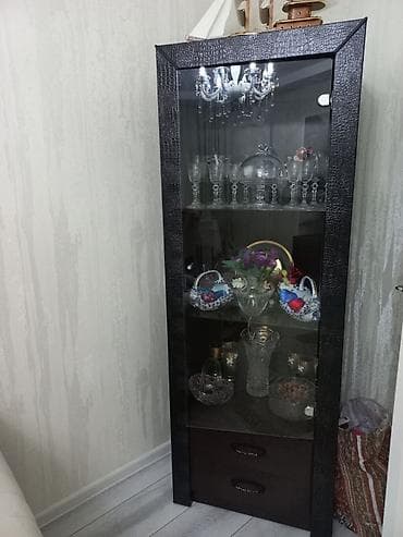 Şüşəli dolab vitrini