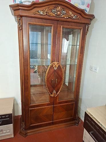 Şüşəli dolab vitrini