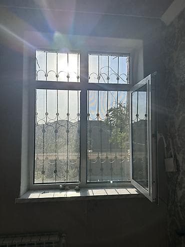 pencere qapi: PVC materialdan hazırlanmış pəncərə sistemi təqdim olunur. Şəkillərdə — 2