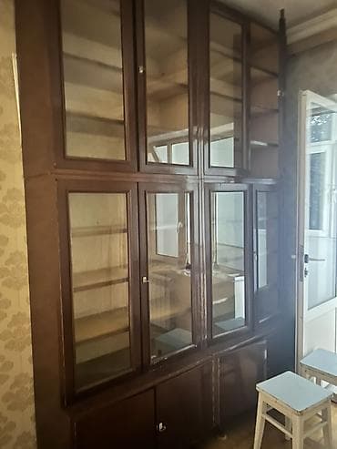 Klassik taxta mebel dəsti Tərkibi və xüsusiyyətlər: - Böyük vitrinalı