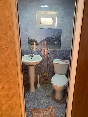 Otaqlar: (Nizami mertosunun yanı afdobus dayanacağı evin yanında) CASPİAN PLAZA — 3