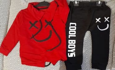 детский джинсовый костюм: Qırmızı rəngdə kapüşonlu sviter və qara idman şalvarından ibarət uşaq — 1