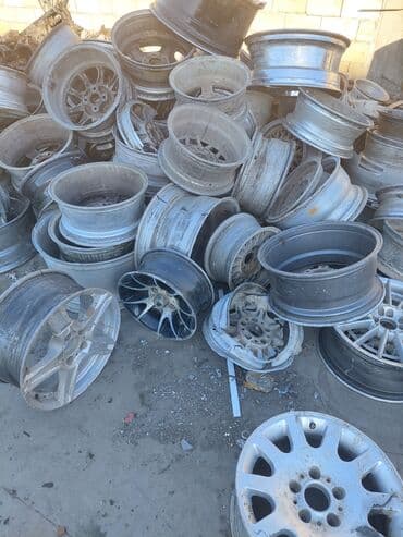 qum adası qəsəbəsi: Müxtəlif növ təkrar emal materiallarını qəbul edir. Buraya enerji — 12