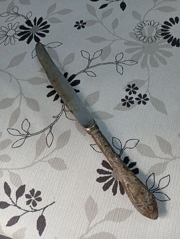 Bu metal bıçaq klassik dizaynı ilə seçilir. Detallı naxışlarla