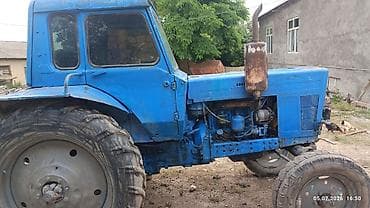 maşın radiatoru: Mavi rəngli MTZ 80 tipli traktor lafet və mala sürülən traktordu real — 2