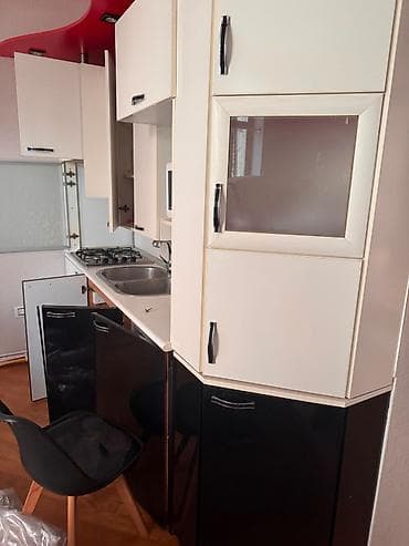 Köhnə mətbəx mebeli satılır. Sahil metrosunun yaxınlığında yerləşir — 1