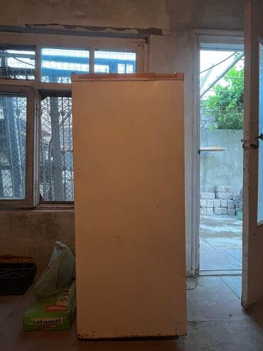 Qabyuyan maşınlar: Ağ rəngdə təkqapılı soyuducu. Bu kompakt ölçülü soyuducu mətbəx, ofis — 2