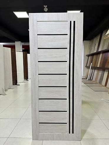 Ağ-açıq kül rəngdə, müasir dizaynlı daxili otaq qapısı. Minimalist