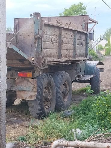 bu avtomobil traktor variantı: Köhnə tipli 6x4 damperli yük maşını Xüsusiyyətlər: - Gövdə: metal — 2