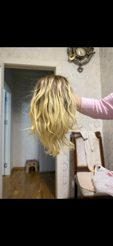 Sarı ombre rəngli, dalğalı qısa parik/saç tutması. Təbii saçdır - — 2