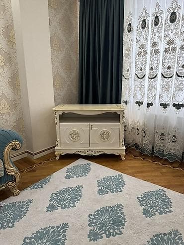 Klassik üslubda dekorativ şkaf-konsol - Rəng: krem/ivori - Material