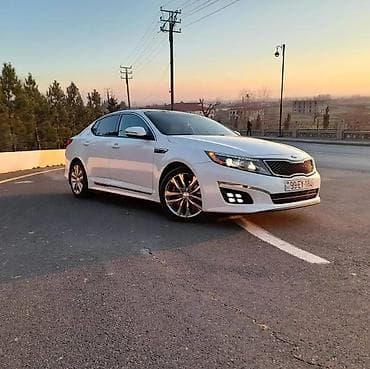 Kia Optima – ağ rəngli, sedan kuzov. Fotoşəkillərdə görünən