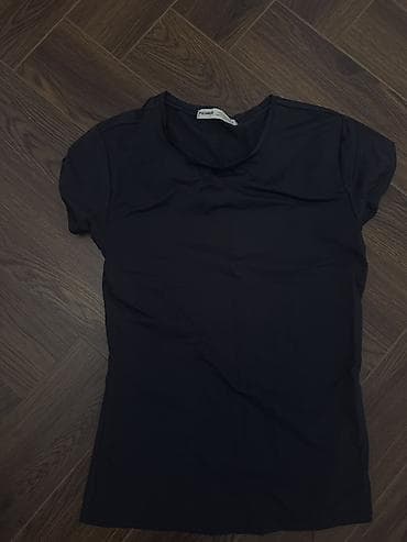 Pull&Bear qadın t‑şörtü - Rəng: tünd mavi - Model: qısaqollu