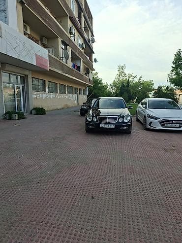 lider disk: Mercedes‑Benz E‑Class (W211) sedan – qara rəng, 4 qapı, 5 yerlik. - — 1
