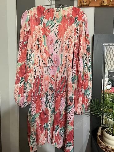 H&M. markasınındı.Xarıcden alınıb.1defe geyilib.Qadın .paltarı –