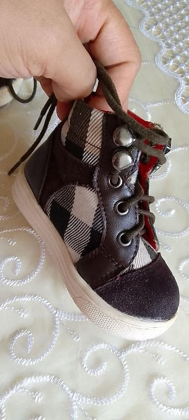 botinki: 2cut bot. her biri 35manat. Gucci ve Burberry. 20 ve 21 razmer — 5
