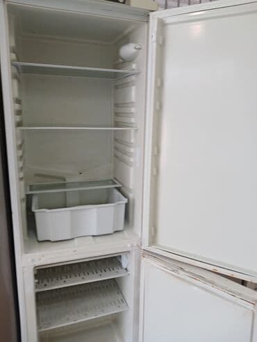 dispenser satilir: Б/у 2 двери Indesit Холодильник Продажа, цвет - Белый, С колесиками — 2