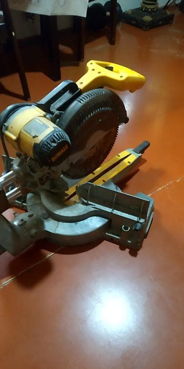 Məhsul: DeWALT sürüşən gönye mişarı (sliding compound miter saw)