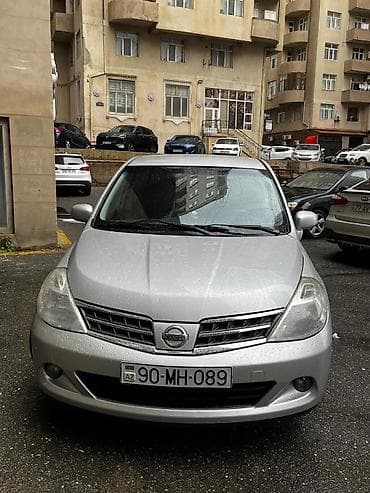 passat fara: Nissan Tiida — gümüşü rəng, 5 qapılı hetçbek. Xarici və texniki — 7