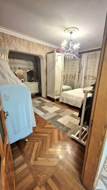 sumqayit 6 ci mikrorayon: Bakı, Bakıxanov qəs., 3 otaqlı, Köhnə tikili, m. Neftçilər, 90 kv. m — 3