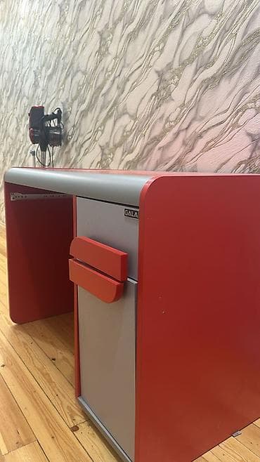 acilan stollar: GALA iş masası – kompakt və funksional model - Rəng: qırmızı və boz — 3