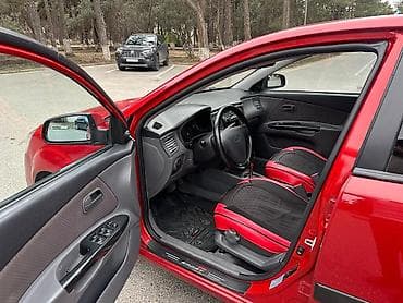kia optima oluxanasi: Kia Rio sedan – qırmızı rəng, 4 qapı, kompakt şəhər avtomobili. - — 6