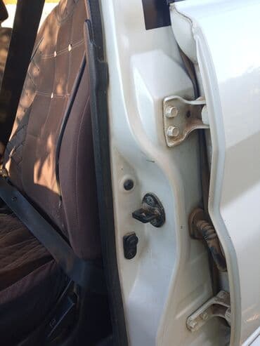 турбо аз трактор: Ağ rəngli, 4 qapılı Mitsubishi Pajero SUV. Avtomobilin arxa hissəsində — 7