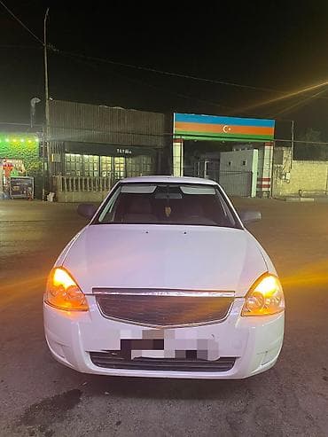 statır: Ağ rəngli Lada Priora sedan. Avtomobilin кузов görnüşü sedan — 2