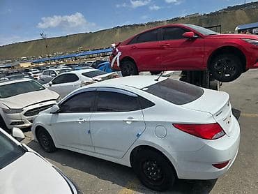 accent stop: Hyundai Accent: 1.4 l | 2015 il Sedan — 4