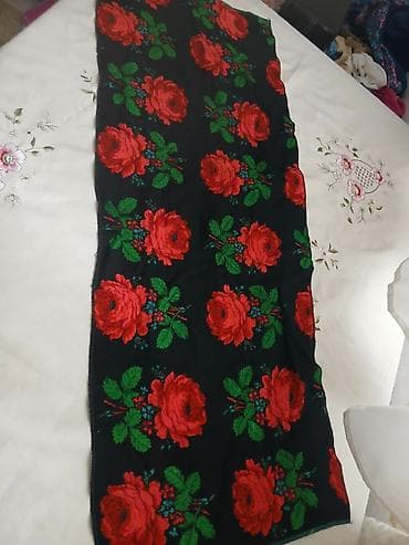 baş daşı: Qara rəngli, qırmızı qızılgül naxışlı bu şərf həm gündəlik istifadə — 4