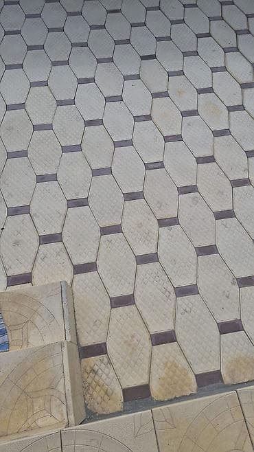 beton plite: Tamet və dekorativ daşların yüksək keyfiyyətlə düzülməsi Mətn: Hər növ — 1