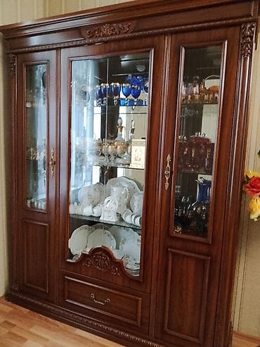 Klassik üslubda vitrin-bufet - Material: tünd qoz rəngində MDF/taxta