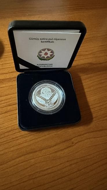 qızıl kulce: 1 oz (31.1 gr) 999 əyyar gümüş külçə. Limitli sayda (800+) istehsal — 1