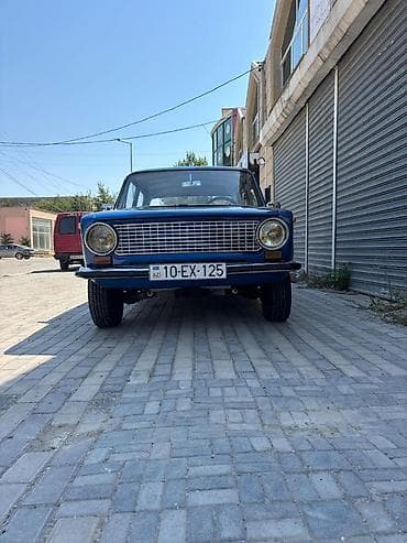 VAZ 21011, mavi rəng, sedan kuzov. Xüsusiyyətlər: - Klassik dairəvi
