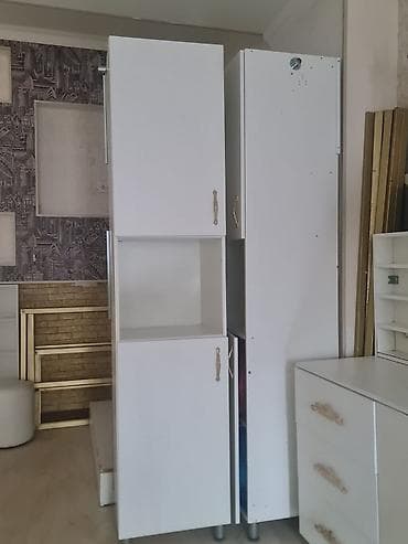 Ağ rəngli mebel dəsti müxtəlif ölçülü şkaflar, salon güzgüləri