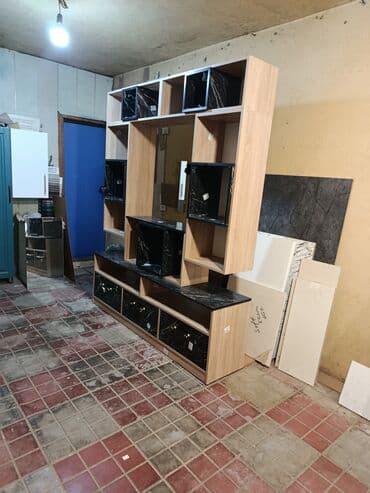 qaradağ kubiki: Düz TV altlığı, Polkalı, Laminat — 3