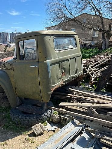 qapı zili: ZİL klassik sovet dövrü yük maşını (ZIL/GAZ seriyasına bənzər). — 2