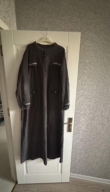 Cinslər: Qadın uzun paltar/əbaya – tünd boz rəngdə - Model: uzun, düz kəsim — 1