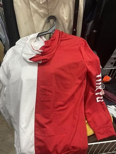 Iki rəngli kapüşonlu svitşot - Dizayn: Ön və arxa hissə boyu